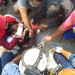 Damkar Depok Evakuasi Balita yang Kakinya Terperosok ke Lubang Tiang Net Bulutangkis