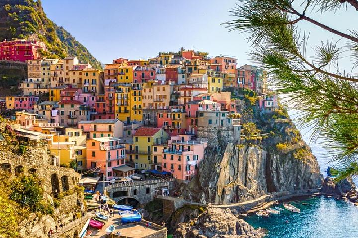 Desa Warna-warni di Italia Ini Dijuluki Kampung Paling Indah dan Instagramable