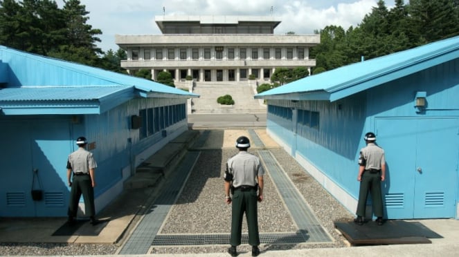 Prajurit berjaga di zona demiliterasi di perbatasan Panmunjom, yang memisahkan Korea Utara dan Selatan.