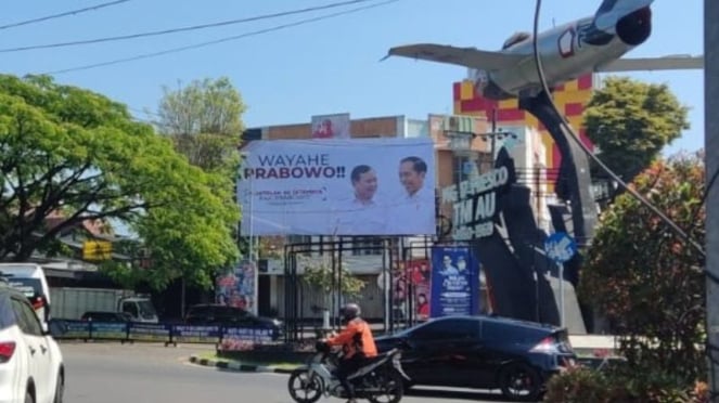 Billboard berukuran besar bertuliskan Wayahe Prabowo di Malang, Jawa Timur.